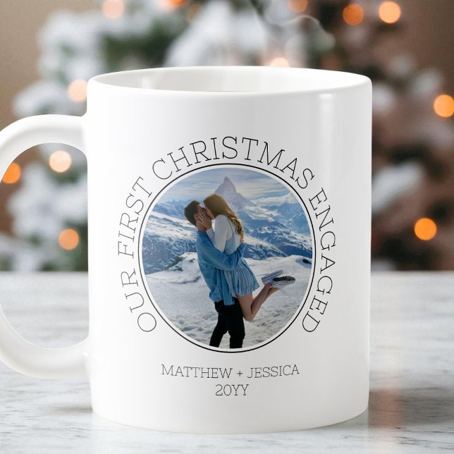 Caneca De Café Nossa Primeira Foto Moderna 2 de Natal Envolvida (Our First Christmas Engaged SImple Modern 2 Photo Coffee Mug)