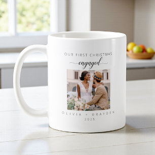 Caneca De Café Nosso Primeiro Natal Como Noivos Foto Minimalista