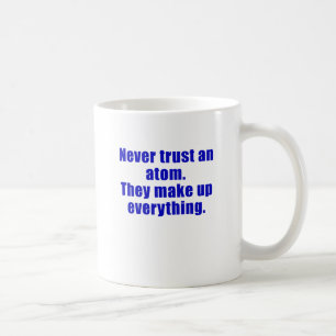 Caneca De Café Nunca confie um átomo que fazem tudo acima