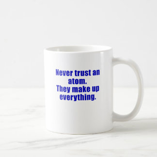Caneca De Café Nunca confie um átomo que fazem tudo acima