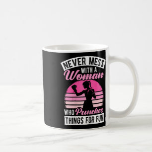 Caneca De Café Nunca Mal Com Uma Mulher Que Põe As Coisas Por Div