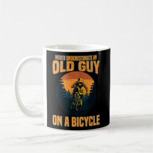 Caneca De Café Nunca Subestimar Uma Cara Antiga Em Um Ciclo De Bi