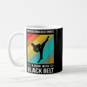 Caneca De Café Nunca Subestime Artista Marcial de Faixa Preta