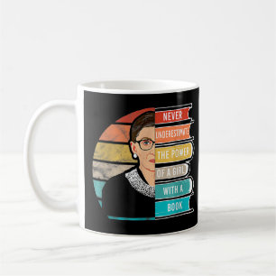 Caneca De Café Nunca Subestime O Poder De Uma Menina Com Livro