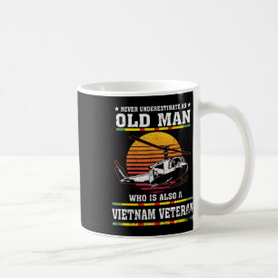 Caneca De Café Nunca Subestime O Velho Que É Um Vêtor Do Vietnã
