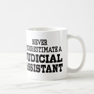 Caneca De Café Nunca subestime um assistente judicial