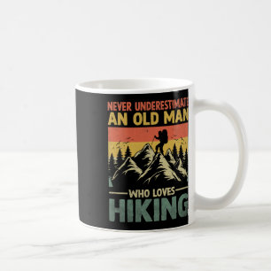 Caneca De Café Nunca Subestime um Homem Velho que Ama Caminhar