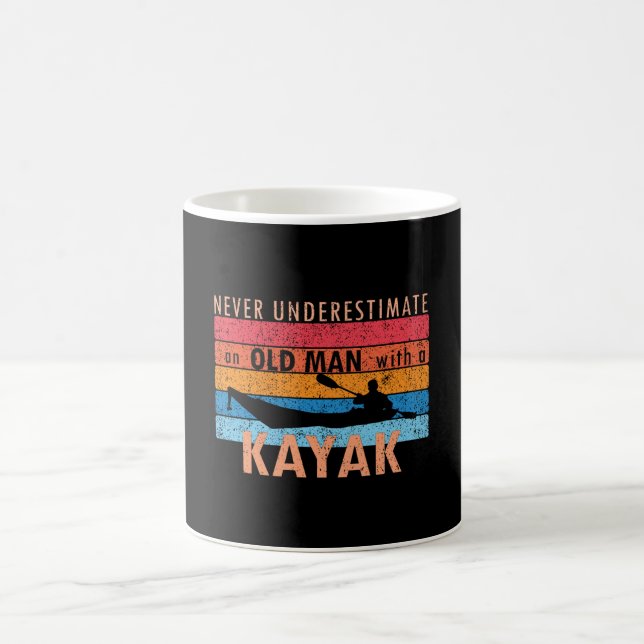 Caneca De Café Nunca subestime um velho com um Kayak (Centro)
