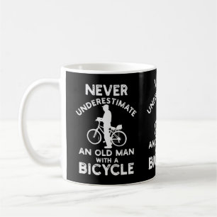 Caneca De Café Nunca subestime um velho com uma bicicleta