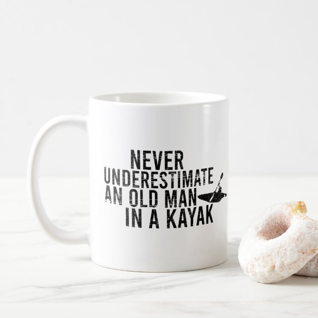 Caneca De Café Nunca Subestime Um Velho Em Um Kayak (Com Donut)