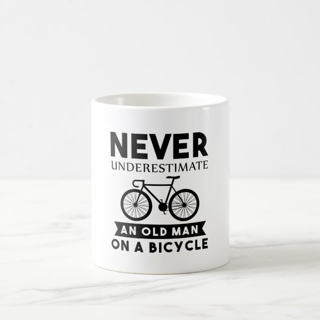 Caneca De Café Nunca subestime um velho numa bicicleta (Centro)