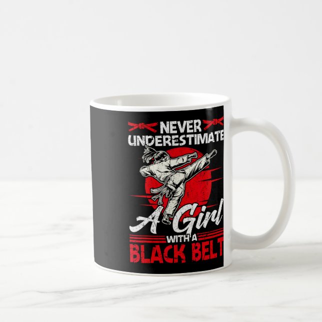 Caneca De Café Nunca Subestime Uma Garota Com Um Cinto Negro (Direita)