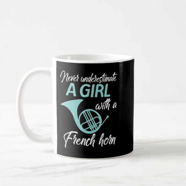 Caneca De Café Nunca Subestime Uma Garota Com Uma Mulher Francesa (Esquerda)