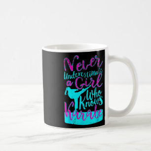 Caneca De Café Nunca Subestime Uma Garota Que Conhece A Citação D