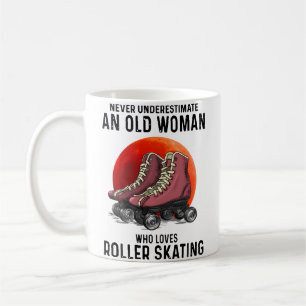 Caneca De Café Nunca Subestime Uma Mulher Idosa Que Ama Roller