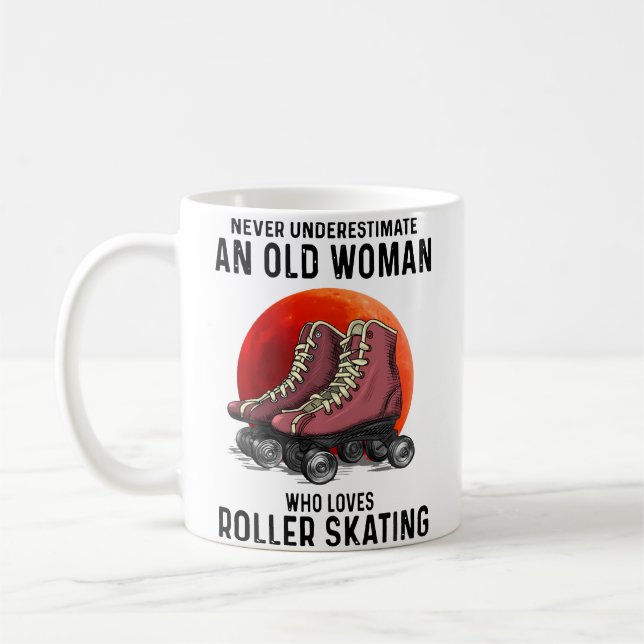 Caneca De Café Nunca Subestime Uma Mulher Idosa Que Ama Roller  (Esquerda)