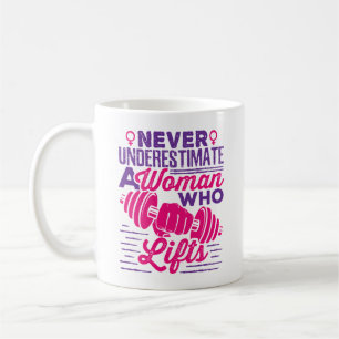 Caneca De Café Nunca Subestime uma Mulher que Levanta