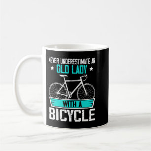 Caneca De Café Nunca Subestime Uma Velha Com Uma Bicicleta, Mas