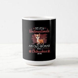 Caneca De Café Nunca Subestime Uma Velha Mulher Com Um Chihuahua