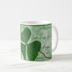 Caneca De Café Nuvem de Palavras de Shamrock Irlandês em Chuva