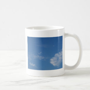 Caneca De Café nuvens brancas do céu azul escuro