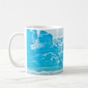 Caneca De Café nuvens brancas e fundo azul claro do céu,panora