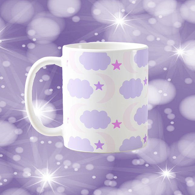 Caneca De Café Nuvens de Lua Estrelas Rosa Claro Roxo (A mug with a pink and purple pattern of clouds, moons and stars.)