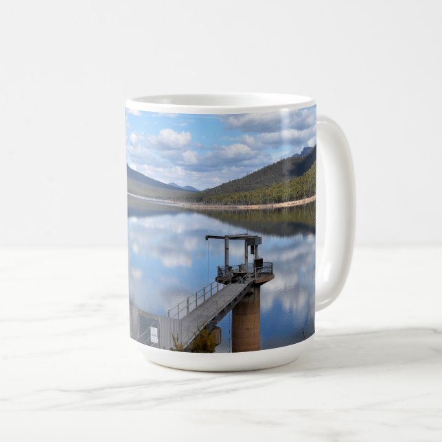 Caneca De Café Nuvens do Lago Bellfield em Água Estática (Frente Esquerda)