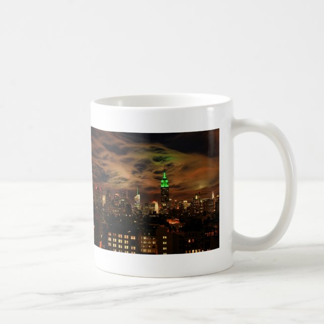Caneca De Café Nuvens etéreas: NYC Skyline, ESB Preto e Branco (Direita)