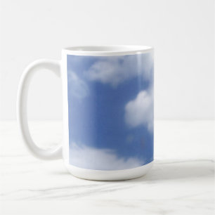 Caneca De Café nuvens no céu azul