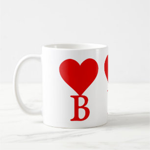 Caneca De Café O B inicial com um grande coração vermelho