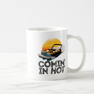 Caneca De Café O Barco Pontoon Comin No Quente Lago De Barco Engr