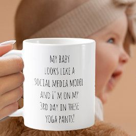Caneca De Café O bebê olha como o modelo, mãe em ?ns calças da