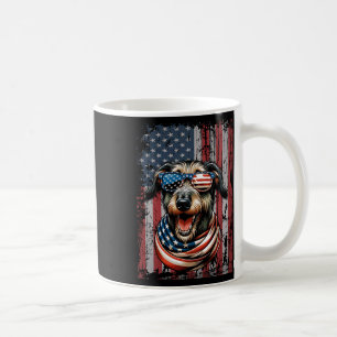Caneca De Café O Cachorro Irlandês Wolfhound Passa A Bandeira Dos
