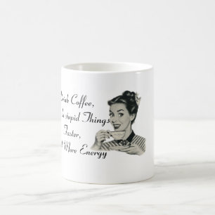 Caneca De Café O café da bebida e faz coisas estúpidas - caneca