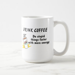 Caneca De Café O café da bebida faz coisas estúpidas mais