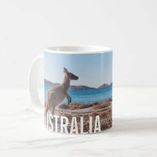 Caneca De Café O canguru australiano na fotografia de praia