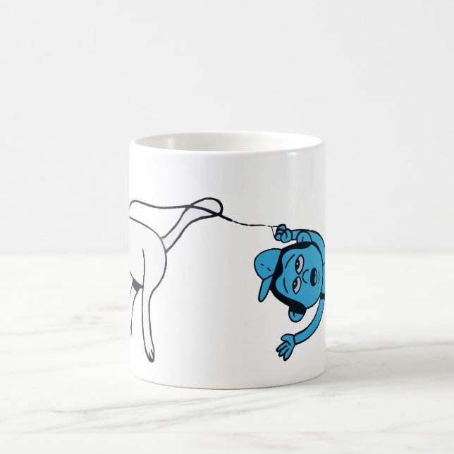 Caneca De Café O cão leva o homem para caminhar! (Centro)