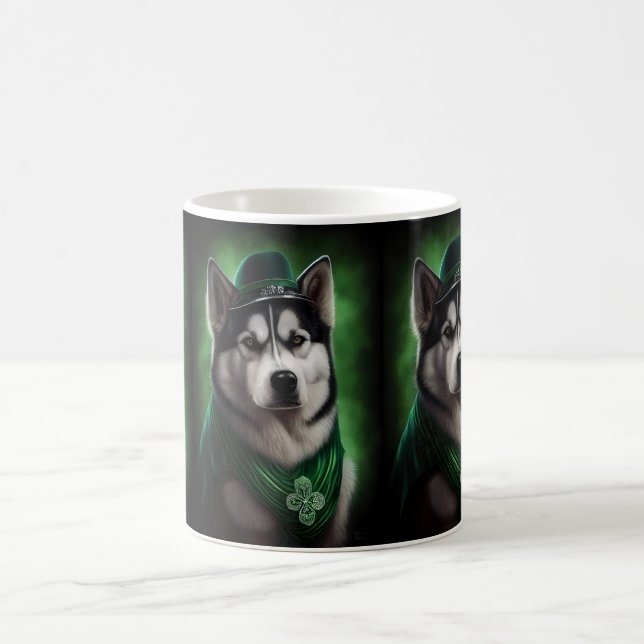 Caneca De Café O cão Malamute do Alasca na Rua. (Centro)