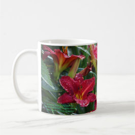 Caneca De Café O carmesim sombreia os hemerocallis vermelhos 2