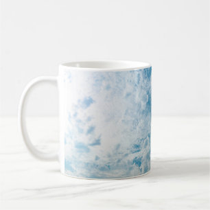 Caneca De Café O céu limpo durante o dia em que a luz passou