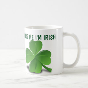 Caneca De Café O dia de St Patrick, beija-me que eu sou irlandês,