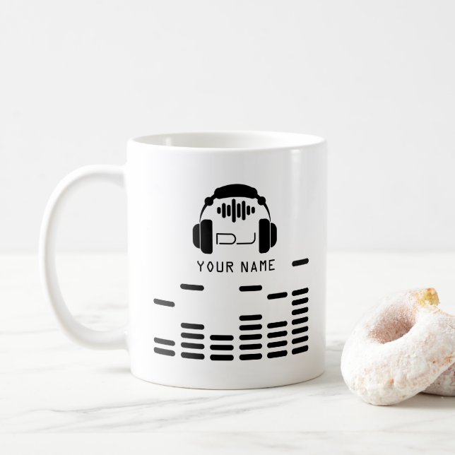 Caneca De Café O DJ preto e branco denomina o cobrir (Com Donut)