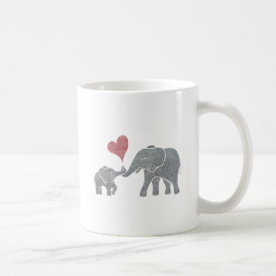 Caneca De Café O elefante abraça a mamã e o bebê cinzentos com