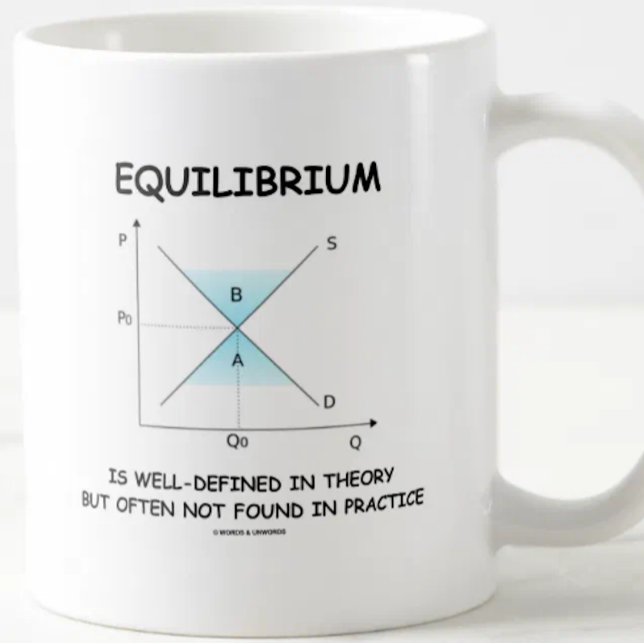 Caneca De Café O equilíbrio é bem definido na teoria não (Econ attitude is alive and well on this supply-and-demand curve mug featuring equilibrium humor!)