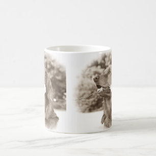 Caneca De Café O golden retriever do Sepia com aumentou
