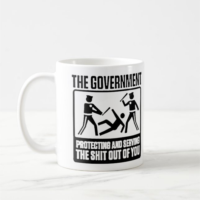 Caneca De Café O governo está aqui ajudar a agredir (Esquerda)