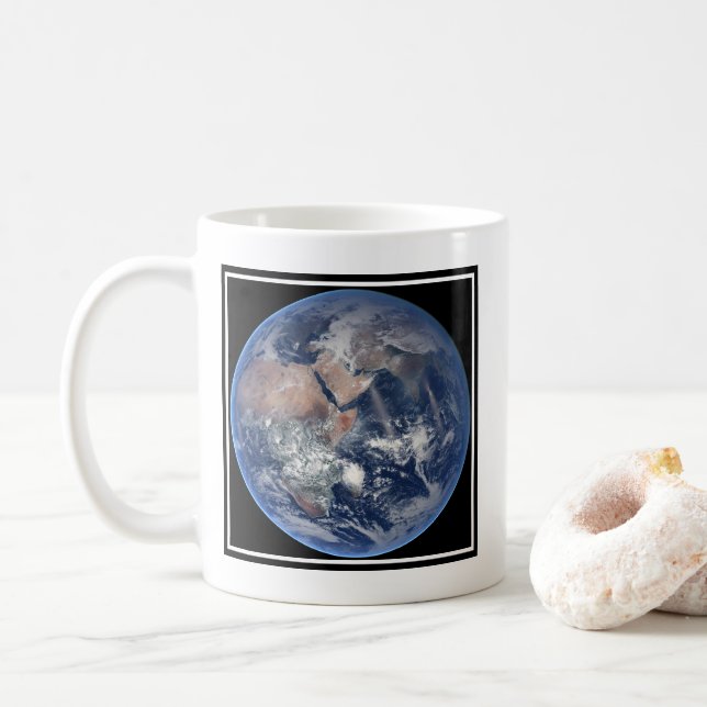 Caneca De Café O Hemisfério Leste No Planeta Terra. (Com Donut)