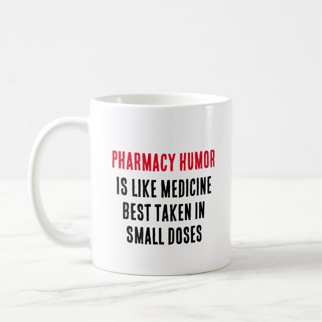 Caneca De Café O humor de farmácia é como a medicina (Esquerda)