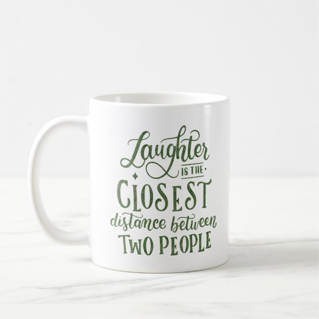 CANECA DE CAFÉ O LAUGHTER É A DISTÂNCIA MAIS PERTO (Esquerda)